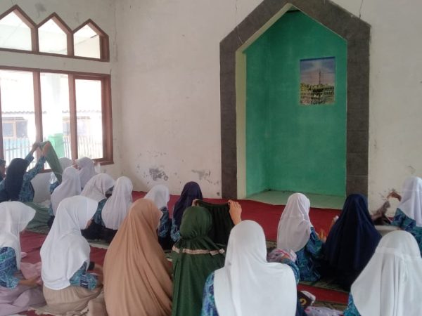 Memperkuat Karakter Religius: Program Sholat Duha Berjamaah Mingguan di SMPN 4 Campaka